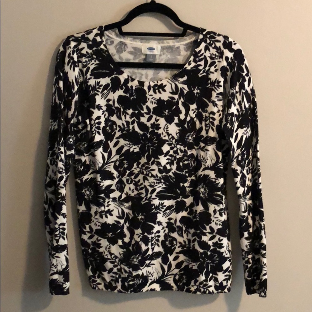 Old Navy Black and White Sweater
